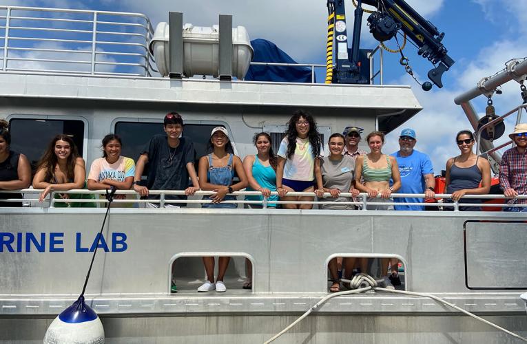 REU Students on Shearwater Summer 2021