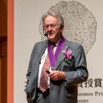 Stuart Pimm Accepting Cosmos Prize